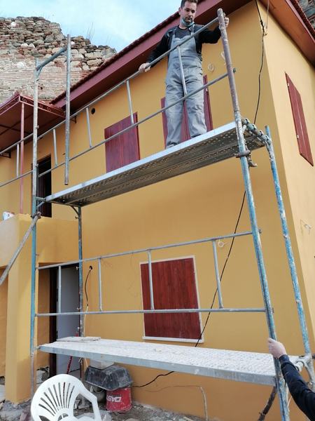 Σκαλωσιά σε πρόσοψη κατά την αποκατάσταση