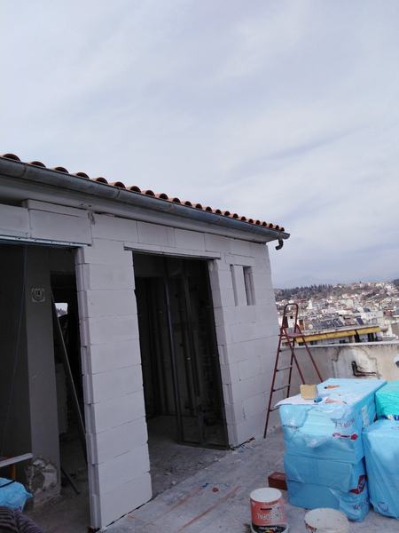 Κατασκευή σε ταράτσα με θέα την πόλη