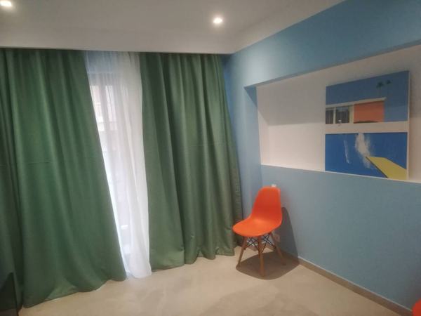 Ανακαινισμένο δωμάτιο με πράσινες κουρτίνες