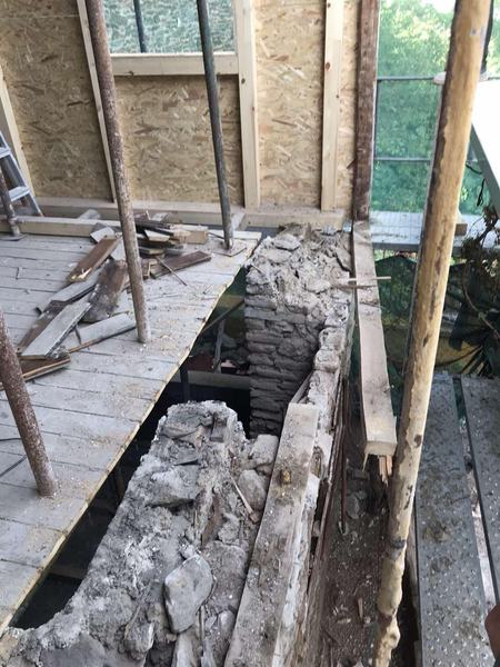 Γκρέμισμα σε κτίριο με ξύλινα δοκάρια και πέτρινο τοίχο