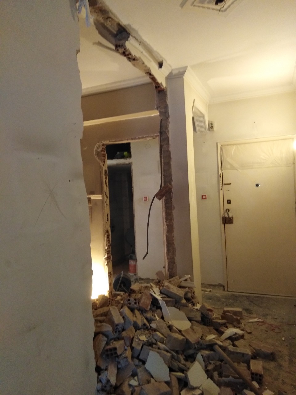 Χώρος μετά από κατεδάφιση εσωτερικών τοίχων